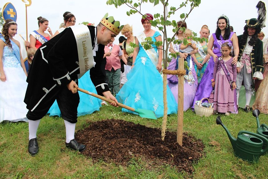 Laubk&ouml;nig gekr&ouml;nt - Geheimnis der Hofdamen gel&uuml;ftet!