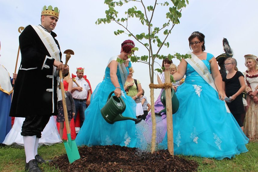 Laubk&ouml;nig gekr&ouml;nt - Geheimnis der Hofdamen gel&uuml;ftet!
