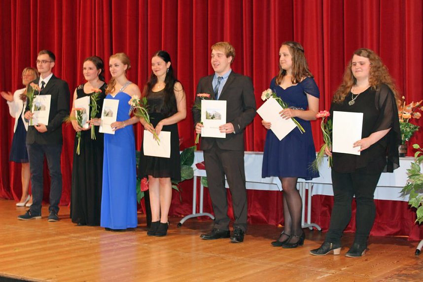 Zeugnisse &uuml;bergeben