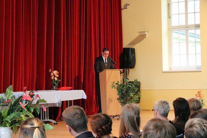 Zeugnisse &uuml;bergeben