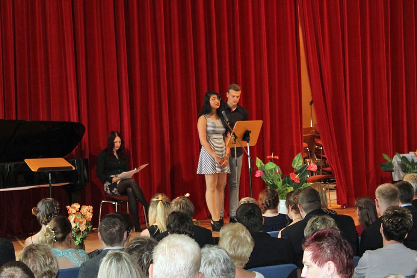 Zeugnisse &uuml;bergeben