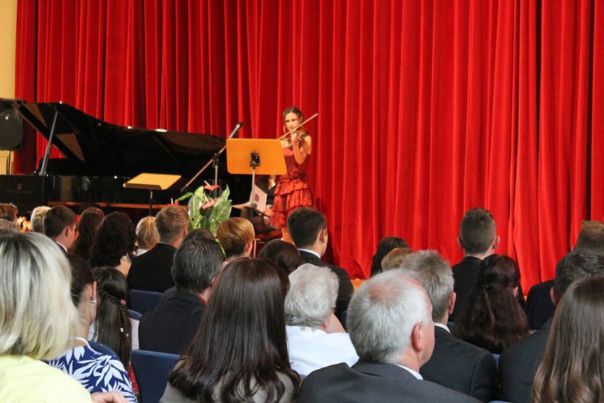 Zeugnisse &uuml;bergeben