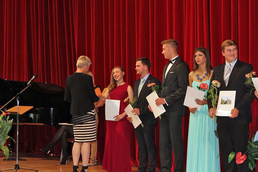 Zeugnisse &uuml;bergeben