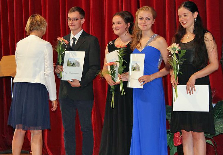 Zeugnisse &uuml;bergeben