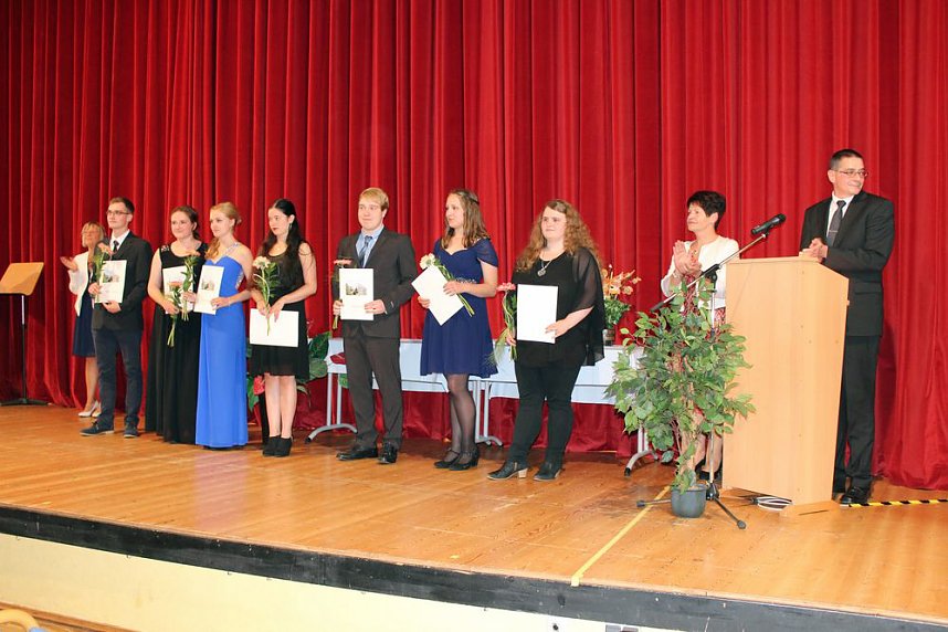 Zeugnisse &uuml;bergeben