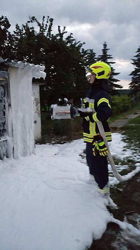 Laube geht in Flammen auf und mehr