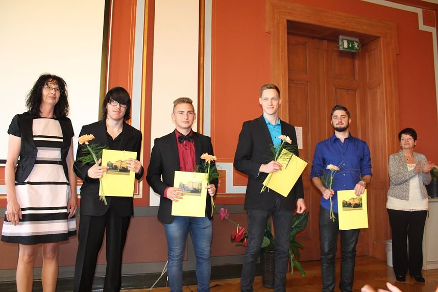 Feierlich Zeugnisse erhalten   