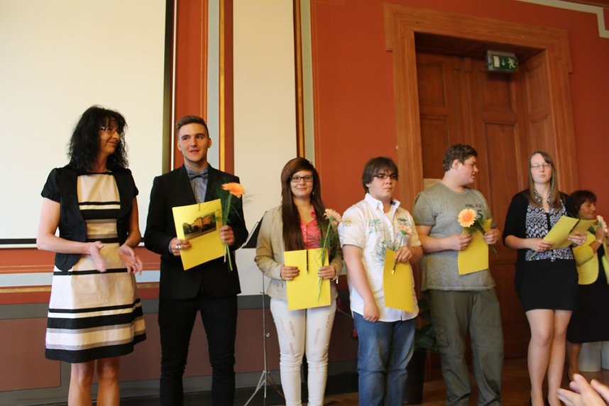 Feierlich Zeugnisse erhalten   