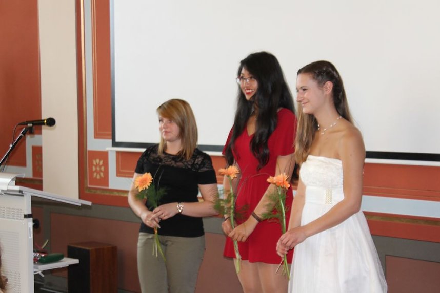 Feierlich Zeugnisse erhalten   