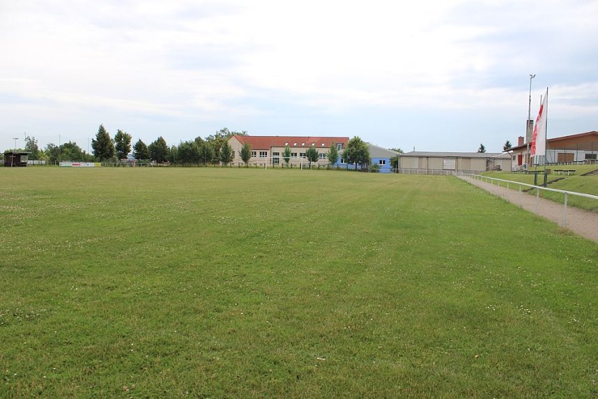 Spatenstich f&uuml;r den Sportplatz