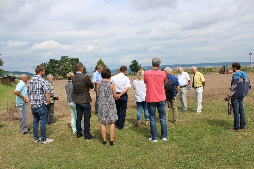 Spatenstich f&uuml;r den Sportplatz