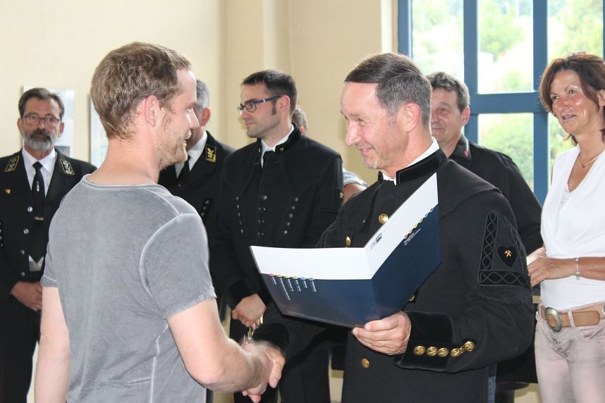 Bergbautechnologen beenden Ausbildung