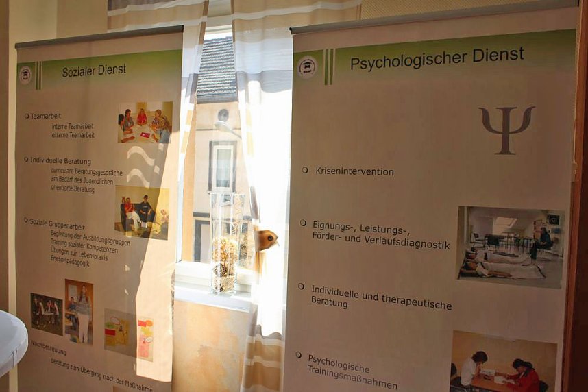 Zeugnis&uuml;bergabe bei Bildungsverein