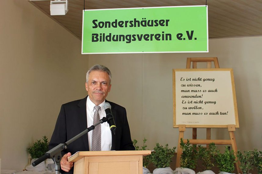 Zeugnis&uuml;bergabe bei Bildungsverein