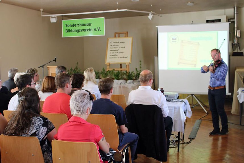 Zeugnis&uuml;bergabe bei Bildungsverein