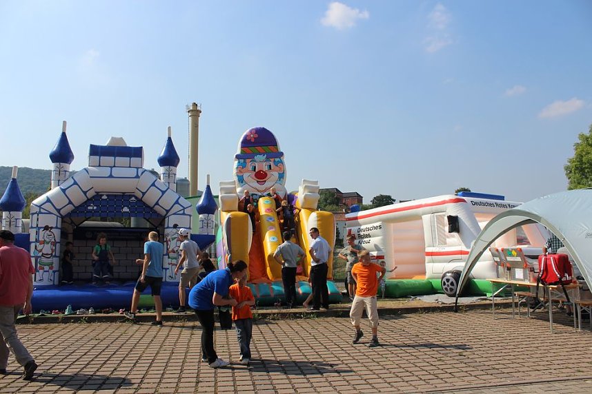 Abgebranntes Haus und viele Spiele