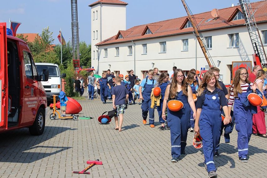 Abgebranntes Haus und viele Spiele