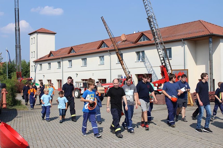 Abgebranntes Haus und viele Spiele