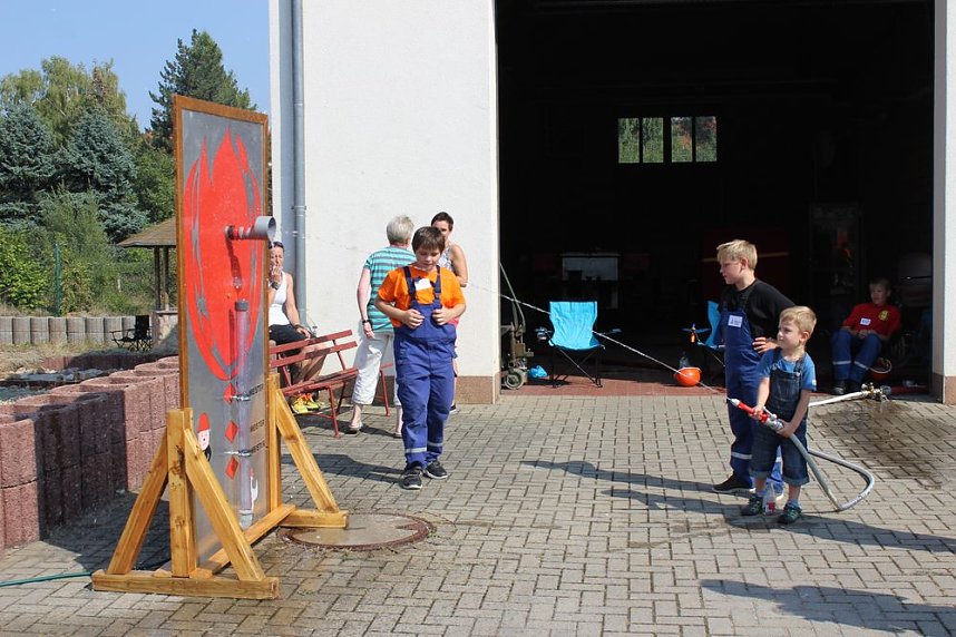 Abgebranntes Haus und viele Spiele