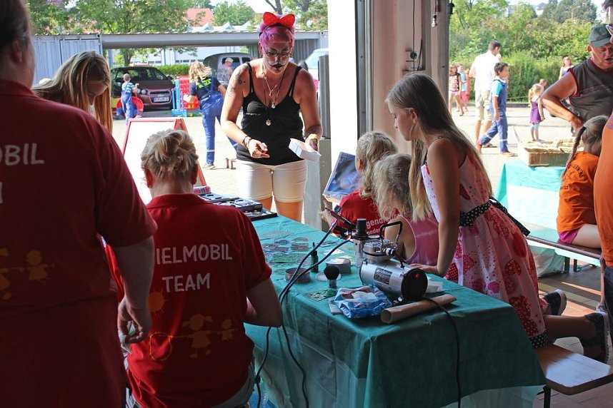 Abgebranntes Haus und viele Spiele