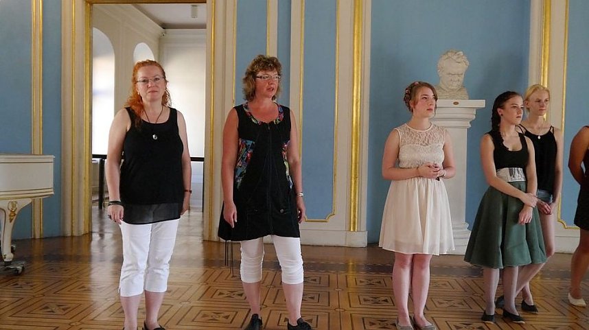 Schlosst&uuml;ren &ouml;ffneten sich