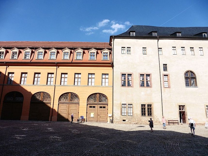 Schlosst&uuml;ren &ouml;ffneten sich