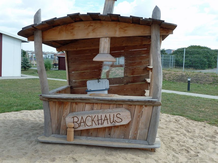Holzspielplatz und Grillhaus