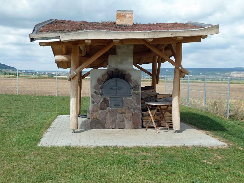 Holzspielplatz und Grillhaus
