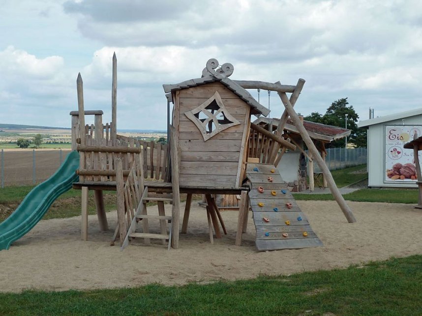 Holzspielplatz und Grillhaus
