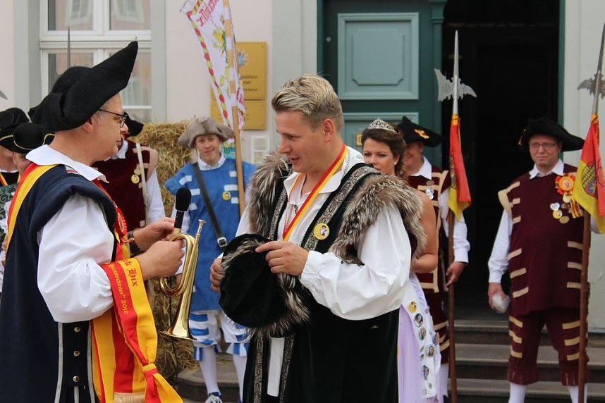 Hausm&auml;nner verk&uuml;nden wieder Er&ouml;ffnung des Bauernmarkts