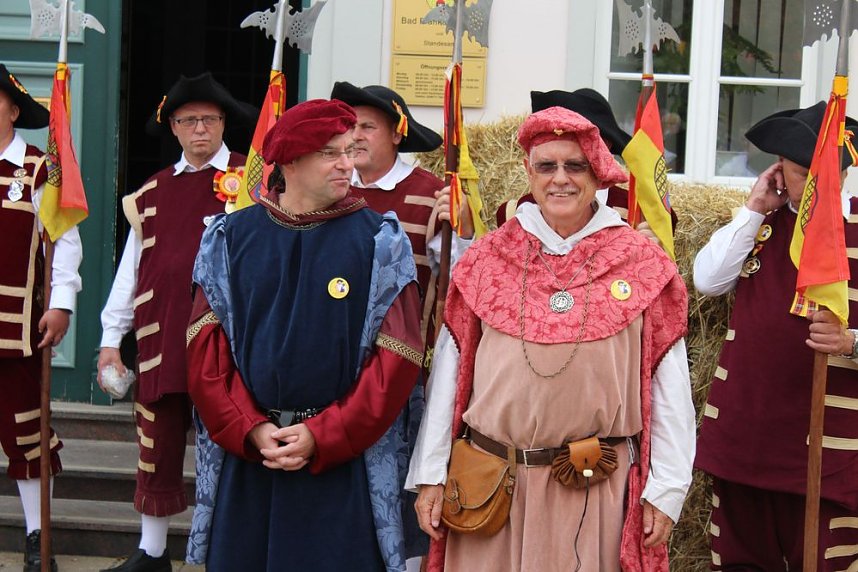 Hausm&auml;nner verk&uuml;nden wieder Er&ouml;ffnung des Bauernmarkts