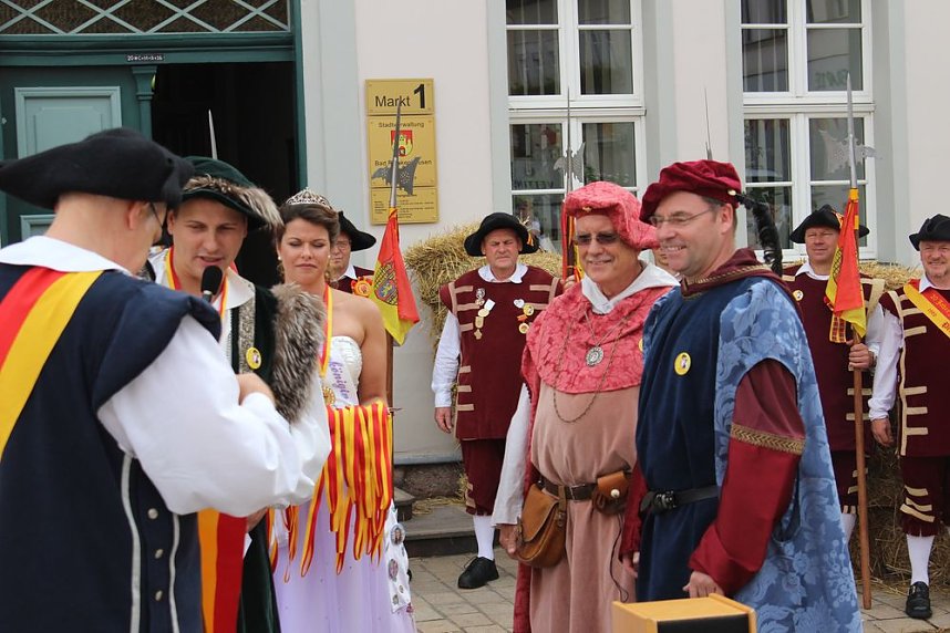 Hausm&auml;nner verk&uuml;nden wieder Er&ouml;ffnung des Bauernmarkts