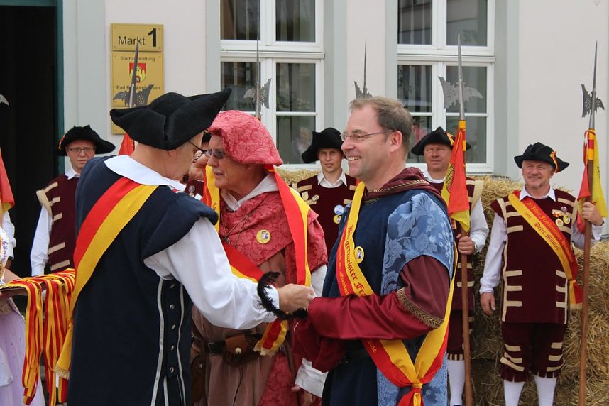Hausm&auml;nner verk&uuml;nden wieder Er&ouml;ffnung des Bauernmarkts