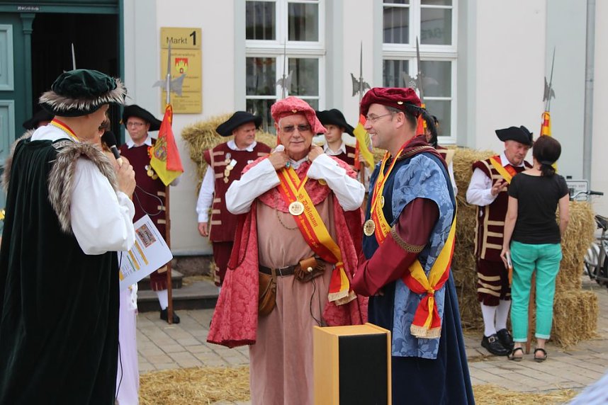Hausm&auml;nner verk&uuml;nden wieder Er&ouml;ffnung des Bauernmarkts