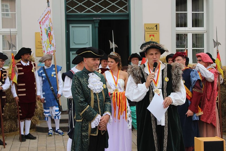 Hausm&auml;nner verk&uuml;nden wieder Er&ouml;ffnung des Bauernmarkts