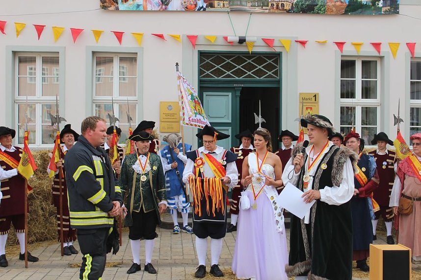 Hausm&auml;nner verk&uuml;nden wieder Er&ouml;ffnung des Bauernmarkts