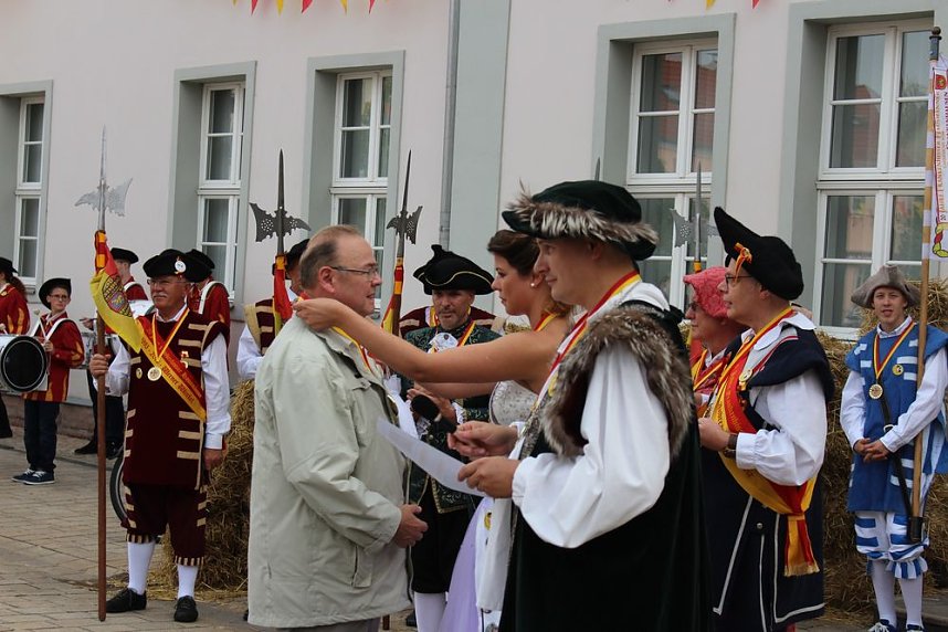 Hausm&auml;nner verk&uuml;nden wieder Er&ouml;ffnung des Bauernmarkts