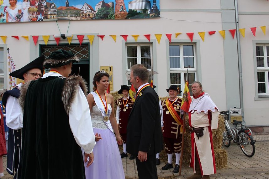 Hausm&auml;nner verk&uuml;nden wieder Er&ouml;ffnung des Bauernmarkts