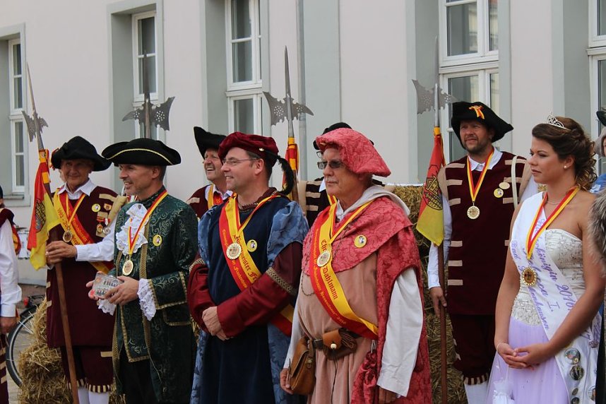 Hausm&auml;nner verk&uuml;nden wieder Er&ouml;ffnung des Bauernmarkts