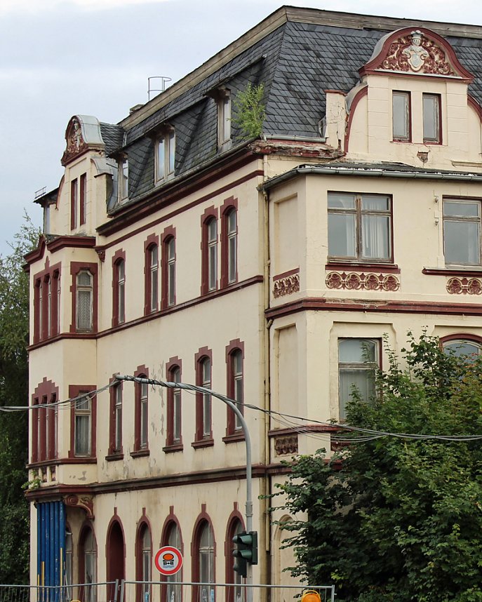 Lange Schlangen vor altem Finanzamt