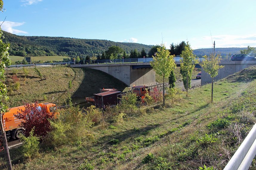 Schwerer Unfall zwischen Abschleppwagen und Br&uuml;cke