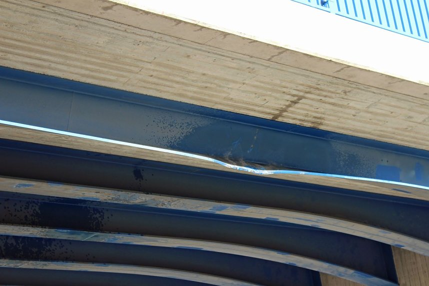 Schwerer Unfall zwischen Abschleppwagen und Br&uuml;cke