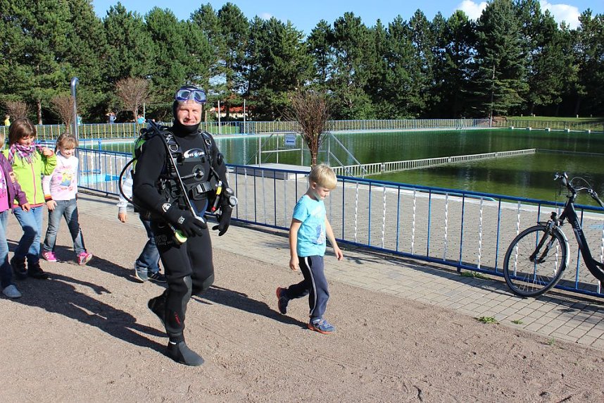 Taucher im Schwimmbad im Einsatz