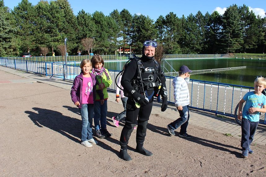 Taucher im Schwimmbad im Einsatz