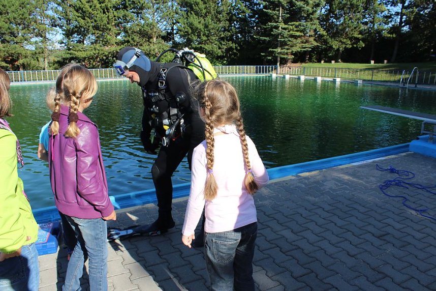 Taucher im Schwimmbad im Einsatz