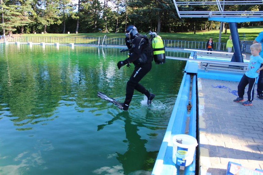 Taucher im Schwimmbad im Einsatz