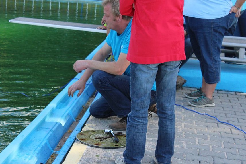 Taucher im Schwimmbad im Einsatz