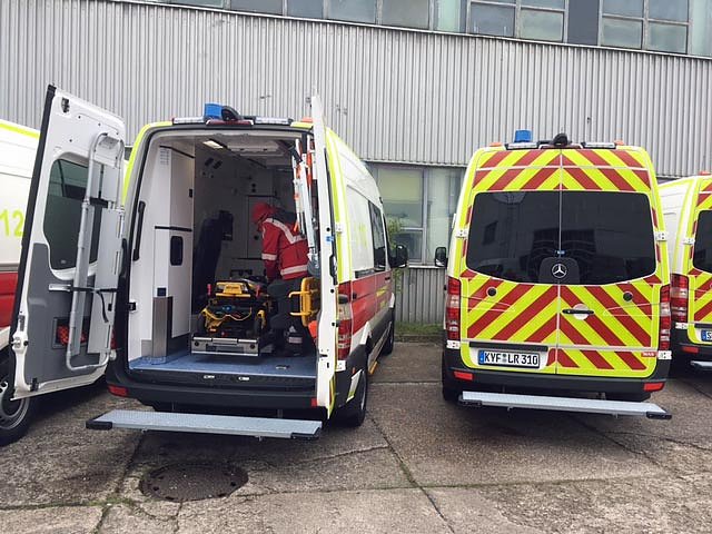 Rettungsfahrzeuge &uuml;bergeben