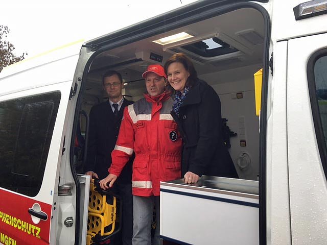 Rettungsfahrzeuge &uuml;bergeben