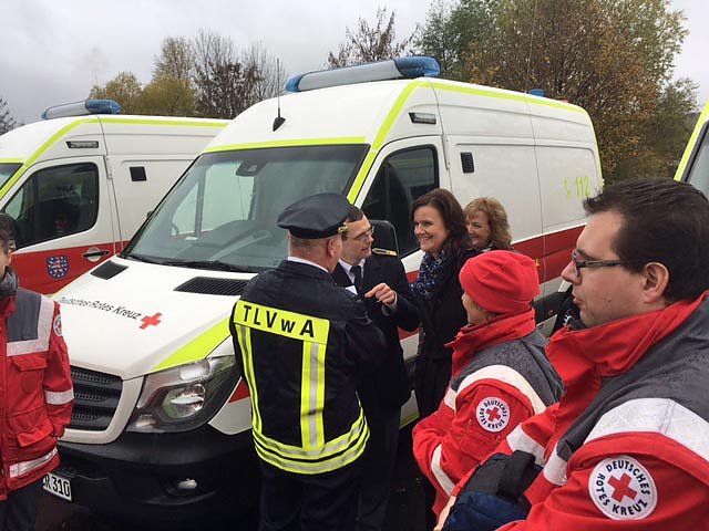 Rettungsfahrzeuge &uuml;bergeben